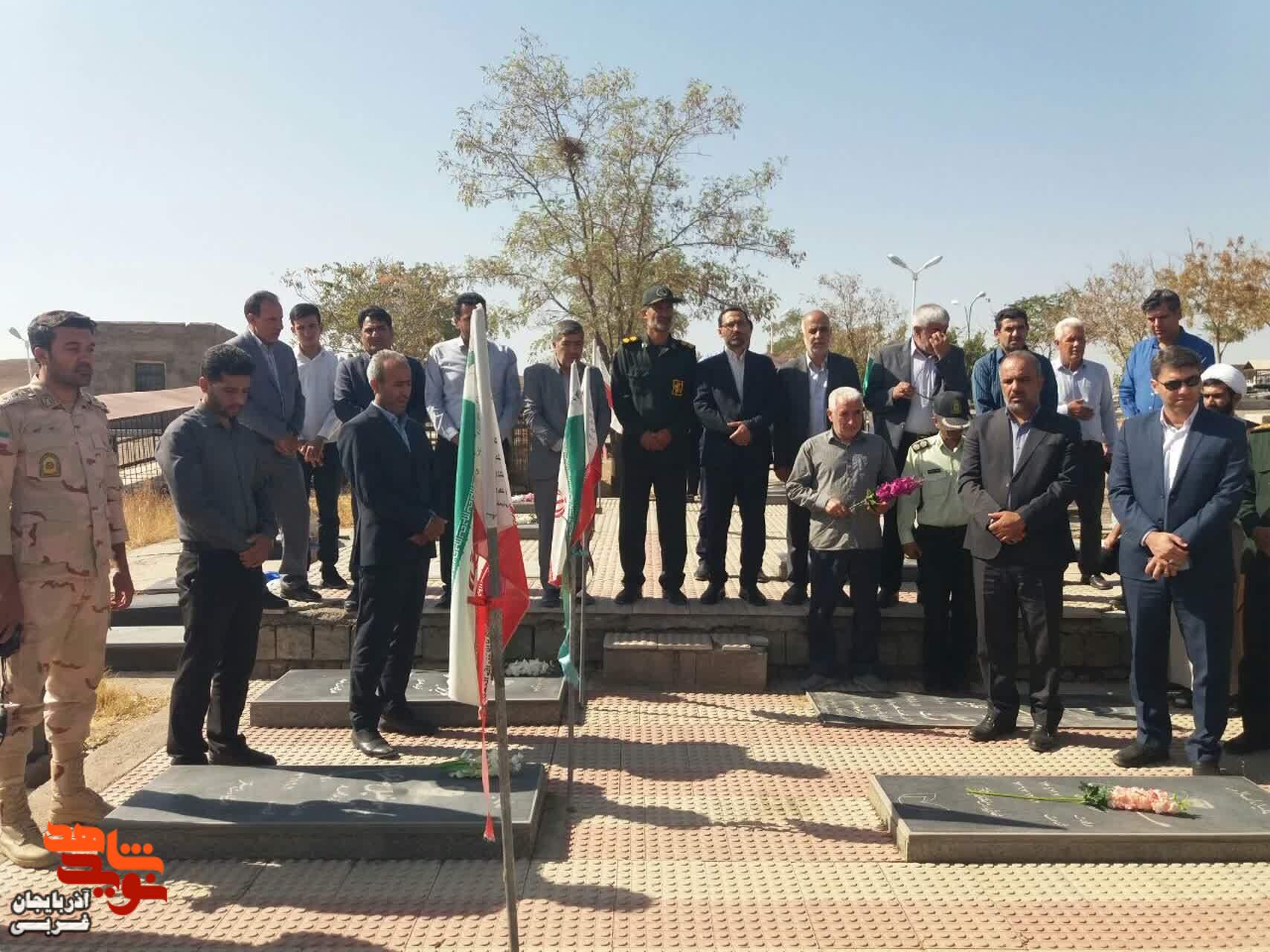 غبار روبی و گلباران مزار شهدا شهر نازک به مناسبت  هفته مبارک دولت