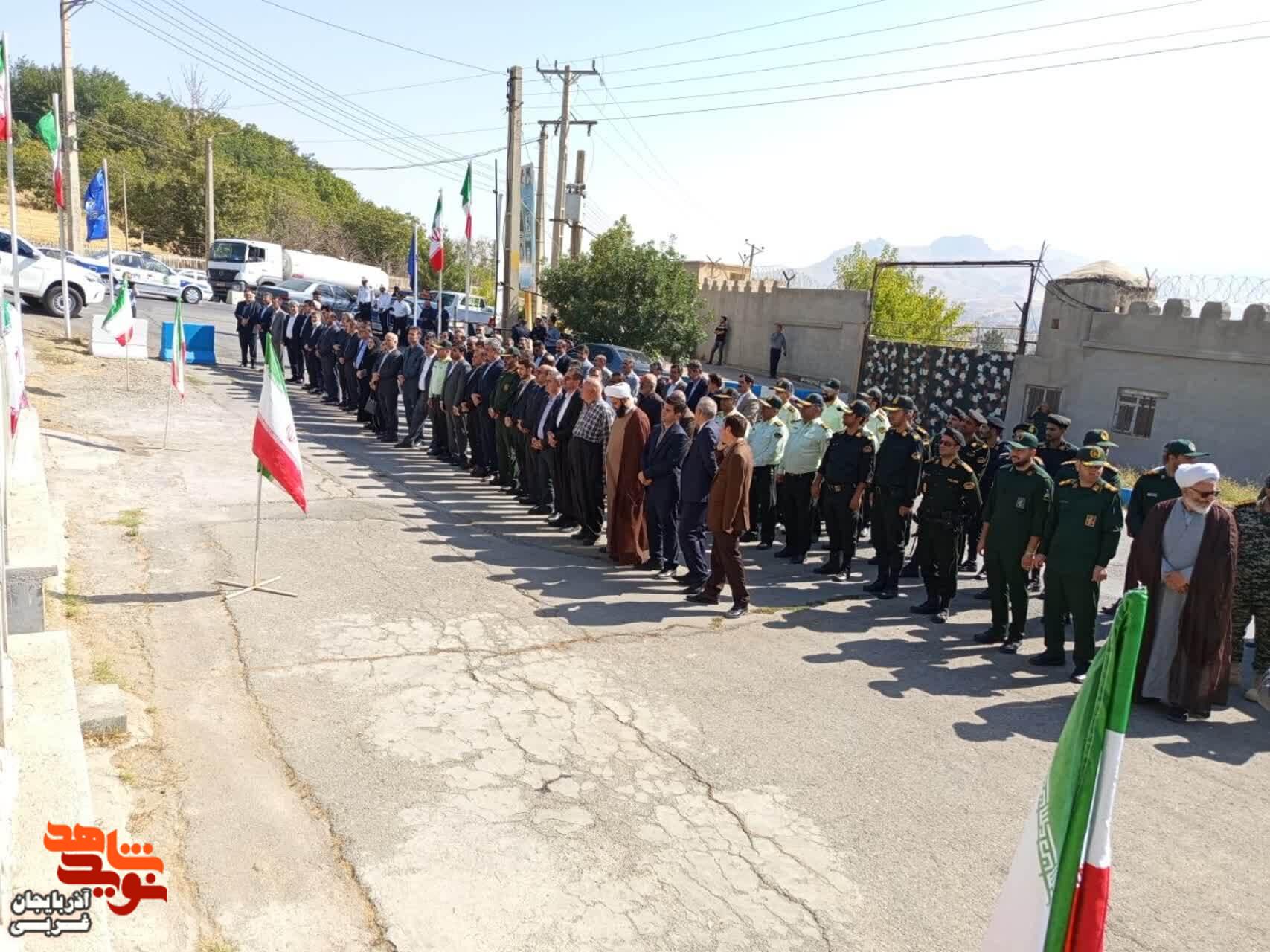 غبارروبی و گلباران مزار مطهر شهدا به مناسبت هفته مبارک دولت در مهاباد