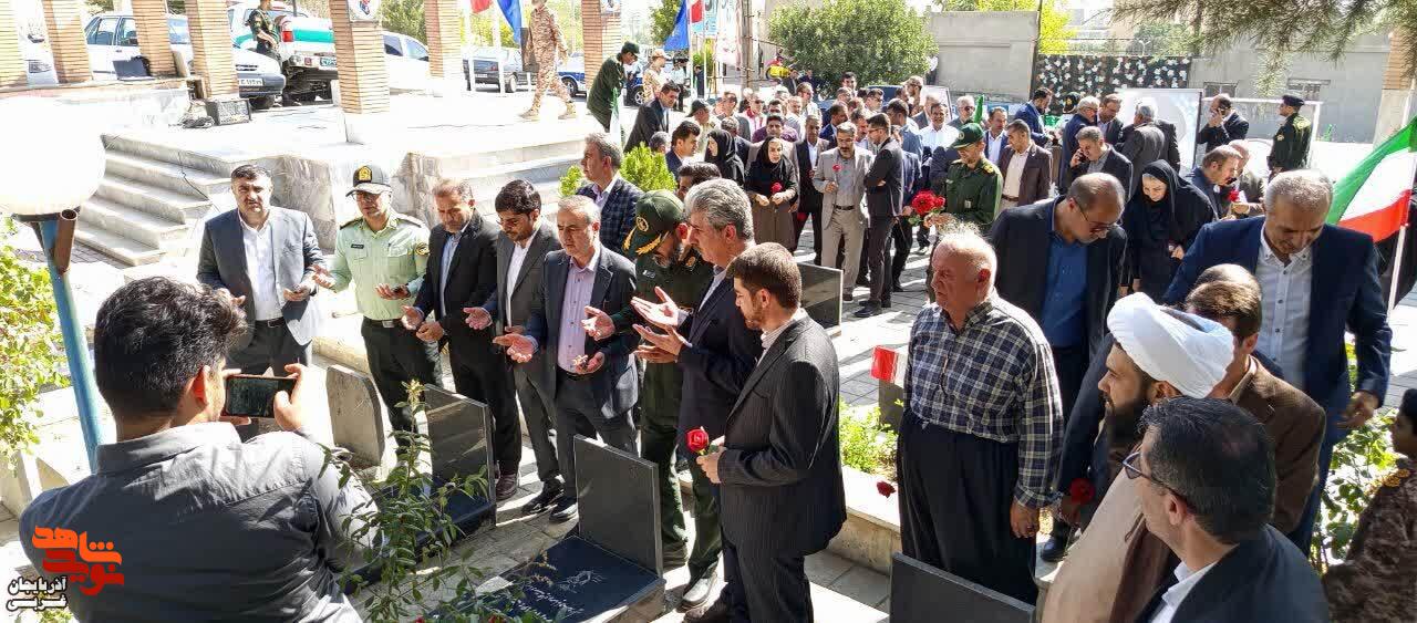 غبارروبی و گلباران مزار مطهر شهدا به مناسبت هفته مبارک دولت در مهاباد