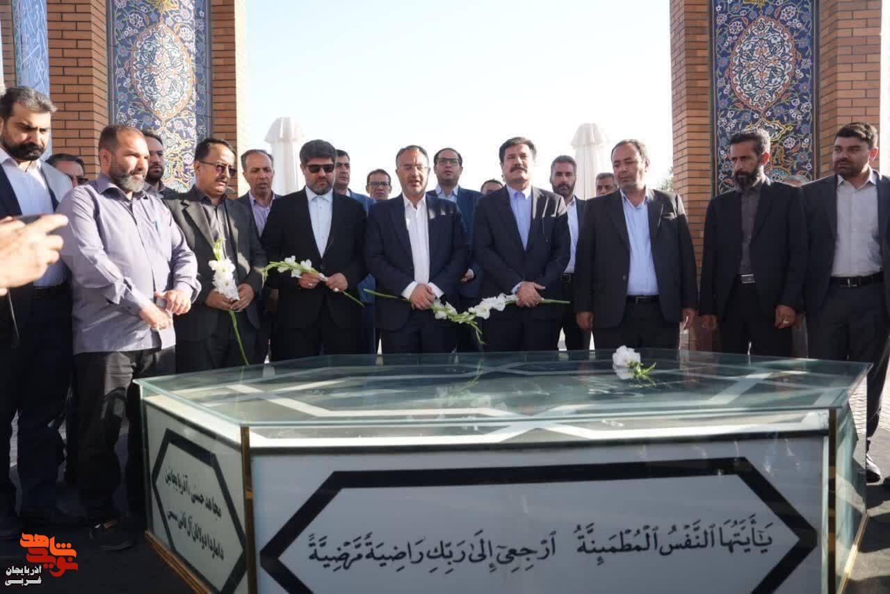 ادای احترام معاون رئیس‌جمهور و مدیرکل بنیاد شهید و امورایثارگران آذربایجان غربی به مقام شامخ شهدای ارومیه