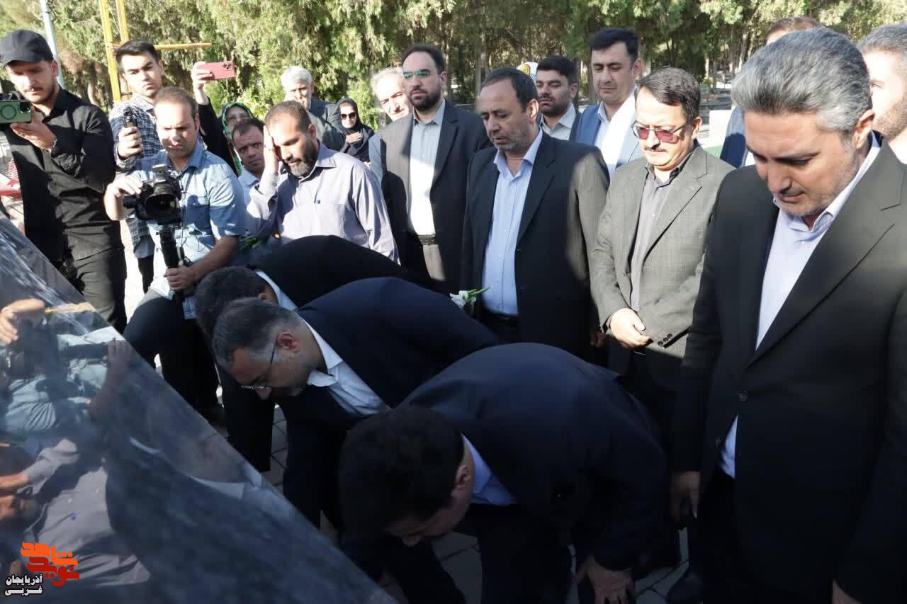 ادای احترام معاون رئیس‌جمهور و مدیرکل بنیاد شهید و امورایثارگران آذربایجان غربی به مقام شامخ شهدای ارومیه