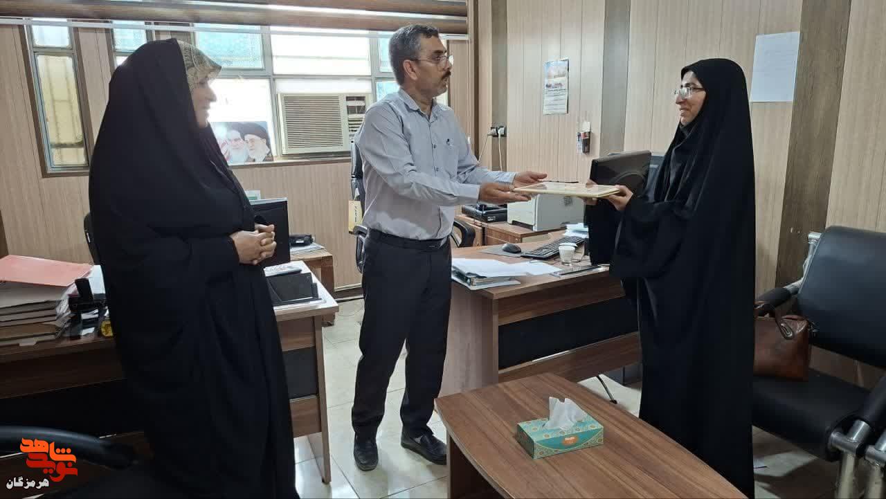 تقدیر از پزشک جهادگر به مناسبت روز پزشک در رودان تقدیر از پزشک جهادگر به مناسبت روز پزشک در رودان