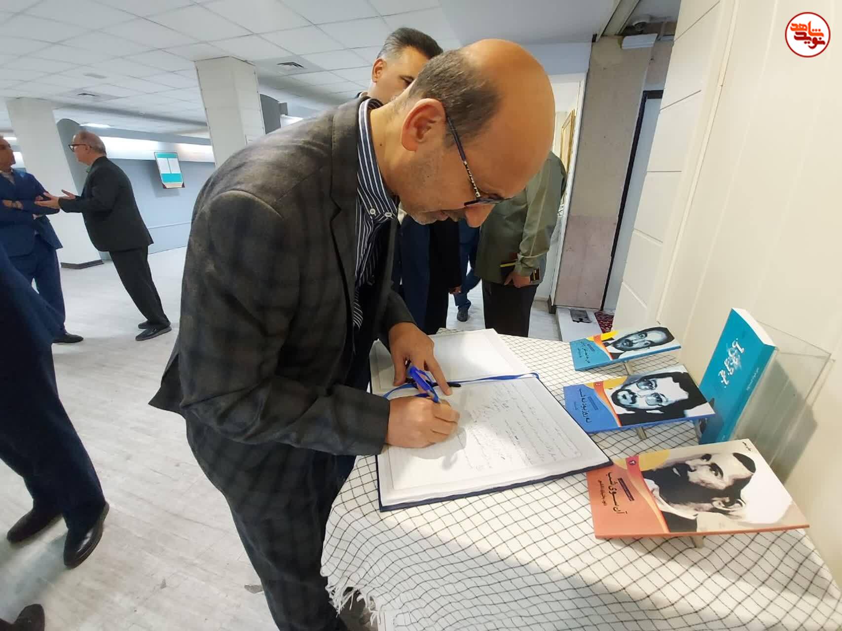 بازدید مشاور وزیر نیرو و جمعی از ایثارگران این وزارتخانه از موزه مرکزی شهدا