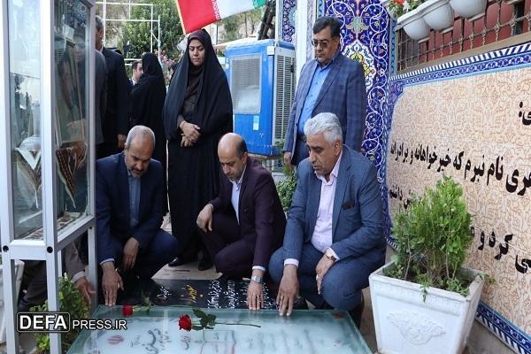 معاون آموزش متوسطه وزیر آموزش و پرورش به سردار شهید حاج «قاسم سلیمانی» ادای احترام کرد+تصاویر