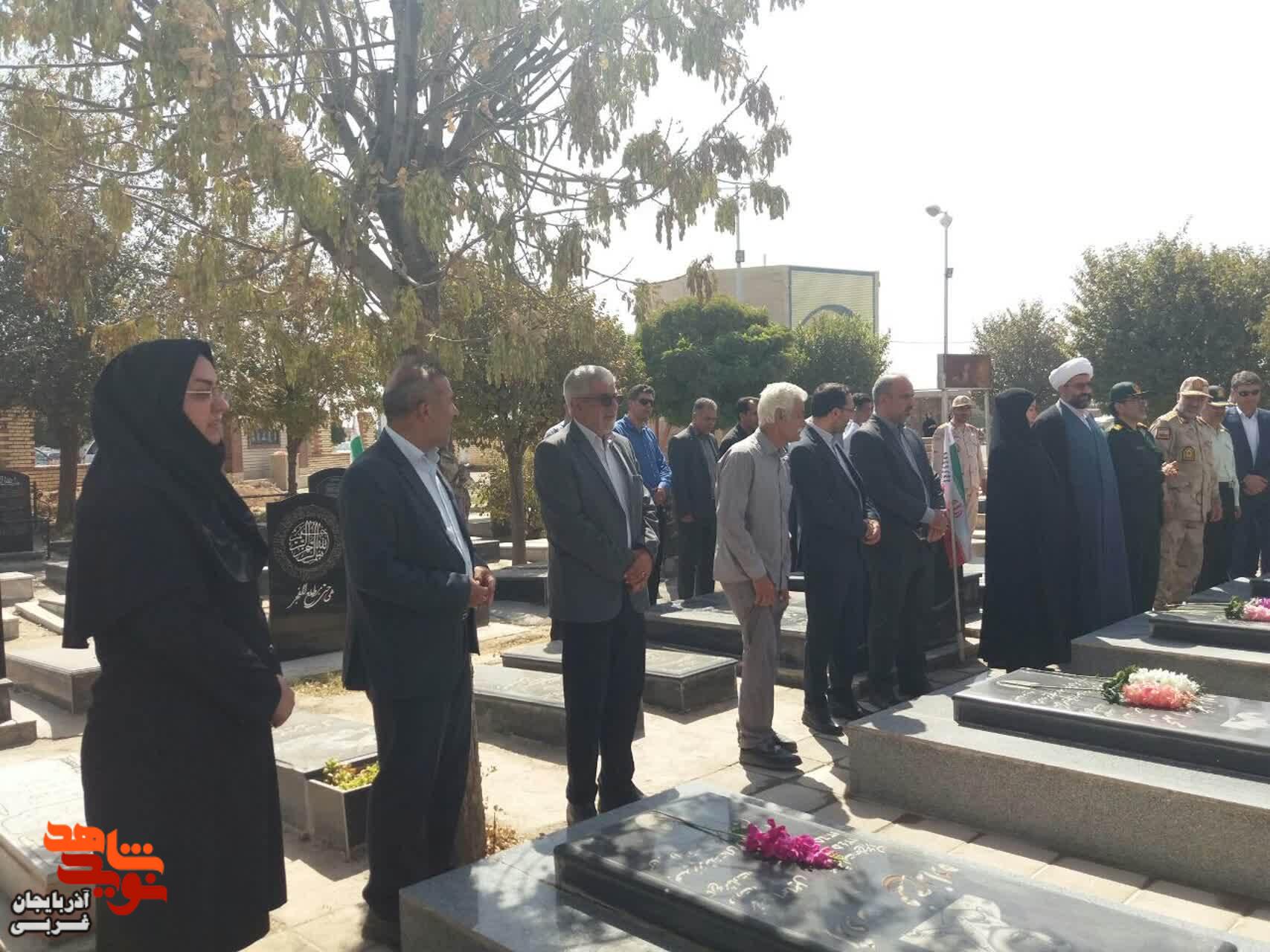 عطرافشانی و گلباران مزار شهدای پلدشت به مناسبت هفته دولت