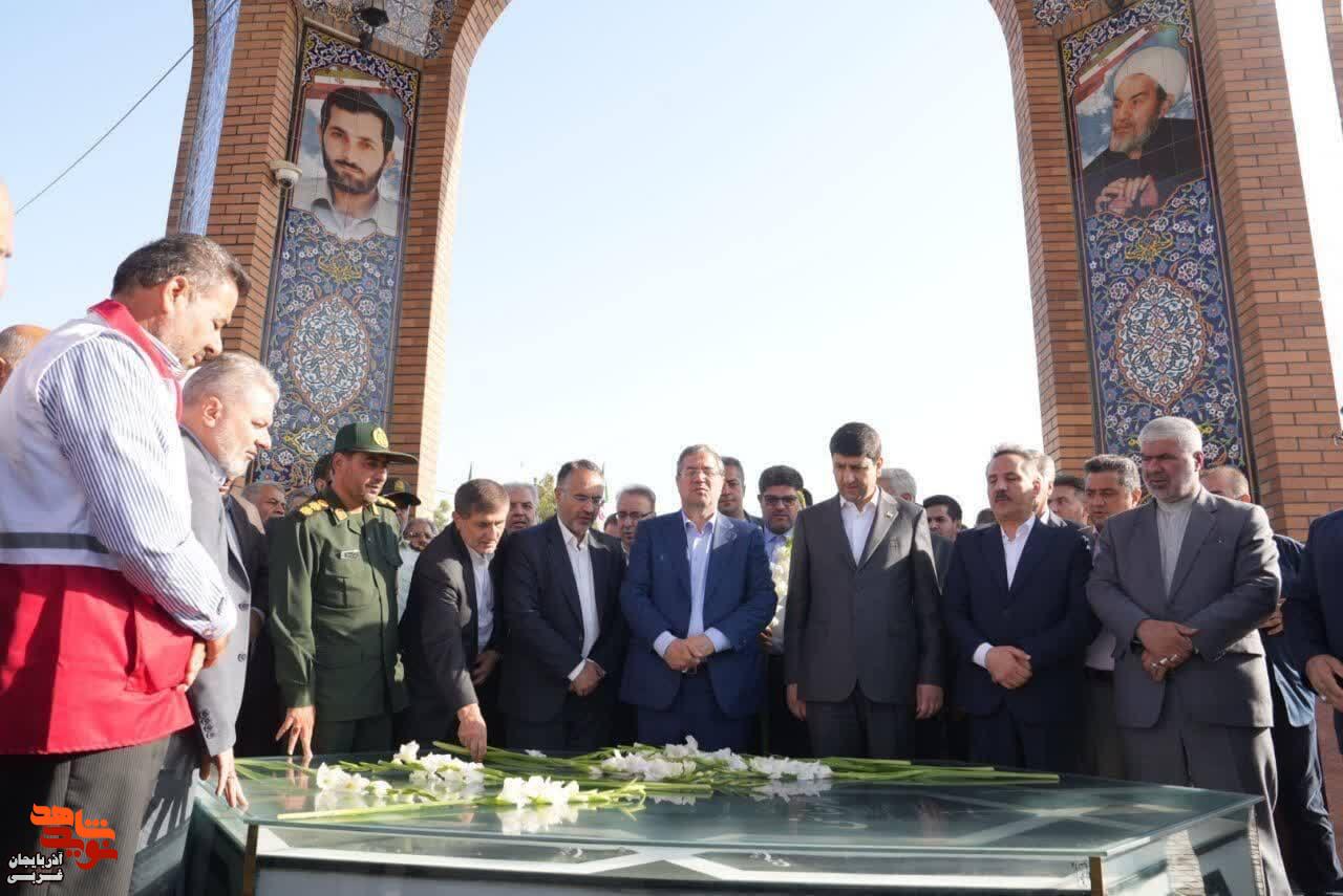 ادای احترام وزیر ارتباطات و فناوری اطلاعات به مقام شامخ شهدای ارومیه