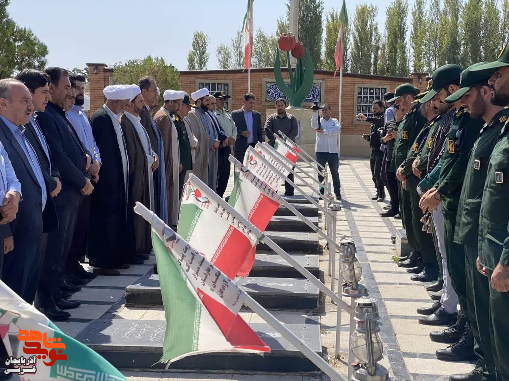 گلباران و عطرافشانی گلزار مطهر شهدای چایپاره