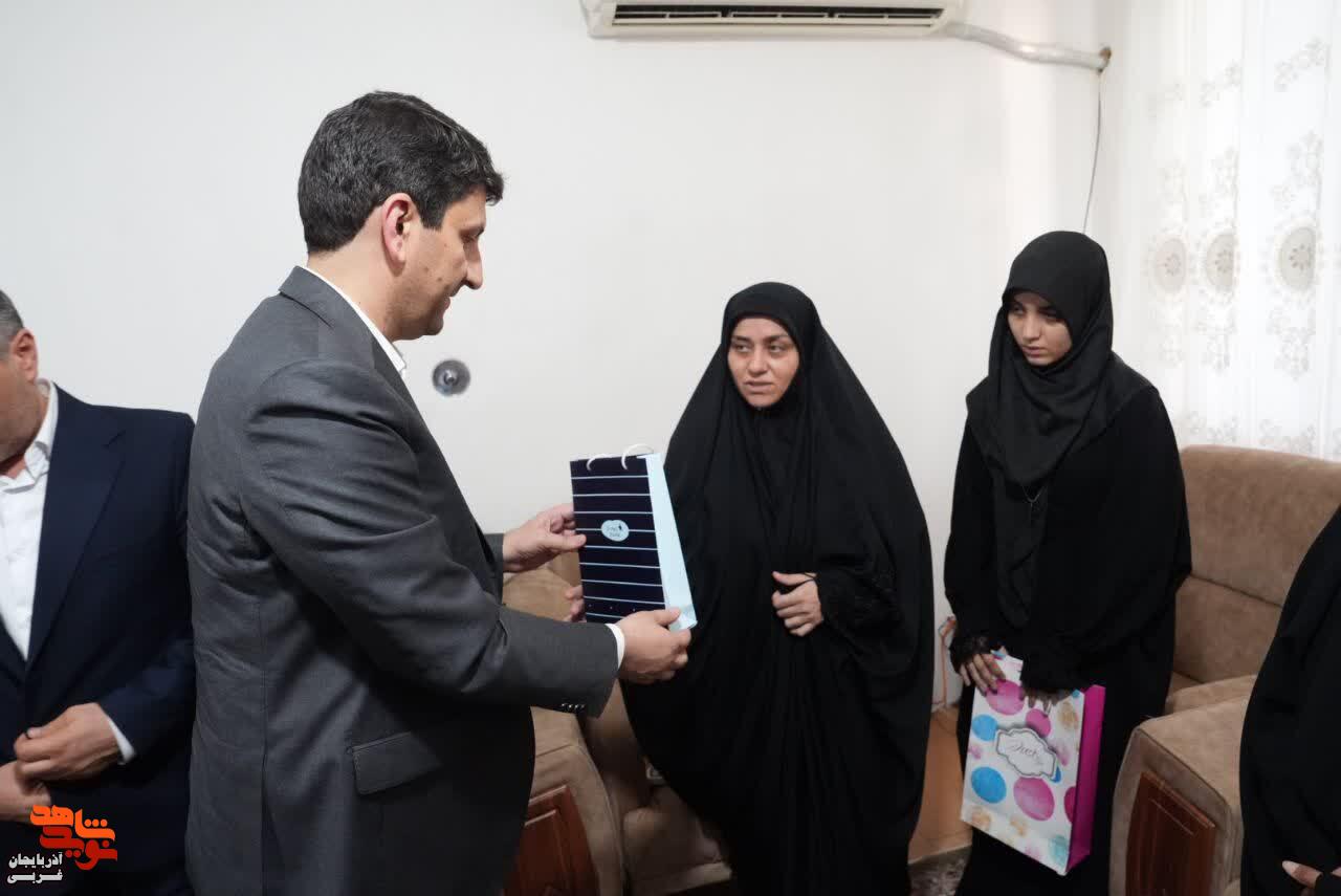 دیدار وزیر ارتباطات و فناوری اطلاعات، استاندار آذربایجان غربی با خانواده شهید سردار نارنجی