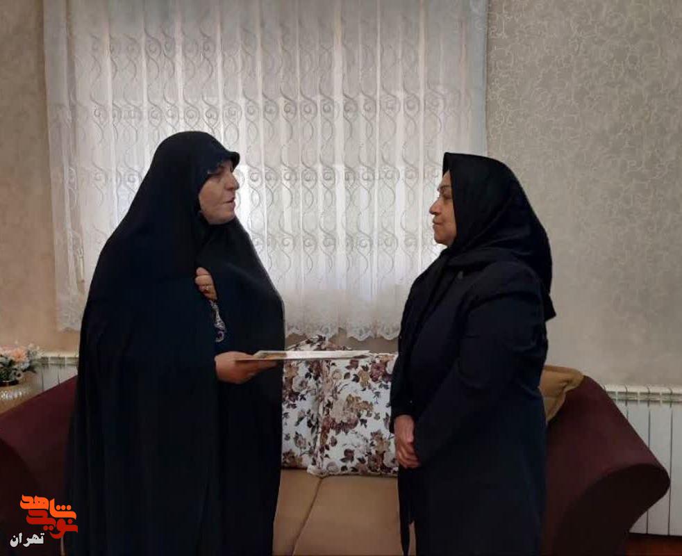 دیدار معاون تعاون و امور اجتماعی بنیاد شهید با خانواده شهید «رامین شاه آبادی»