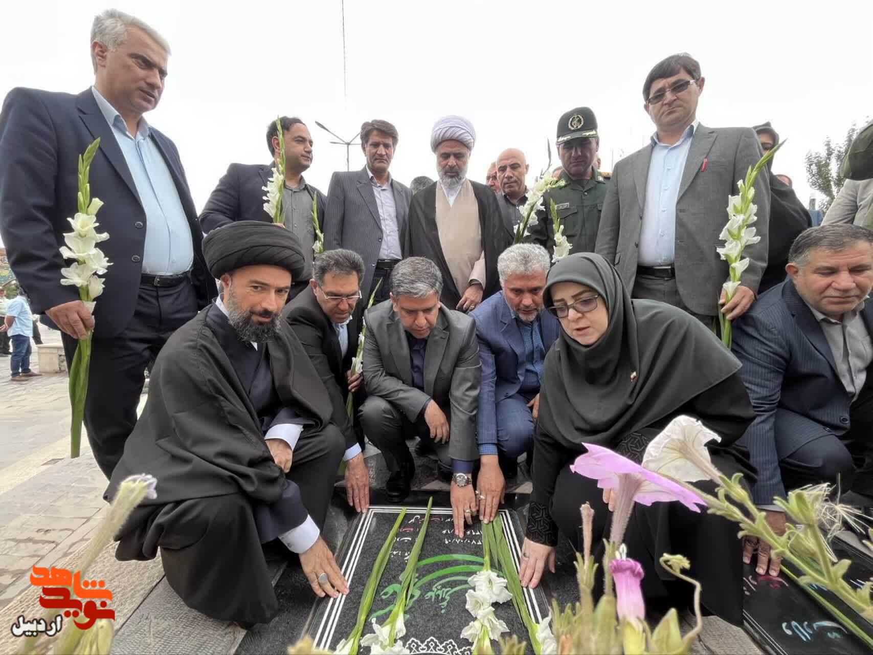 ادای احترام سخنگوی دولت به مقام شهدای اردبیل+ عکس