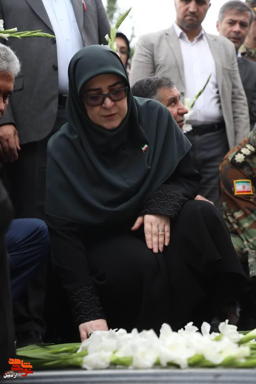 ادای احترام سخنگوی دولت به مقام شهدای اردبیل+ عکس
