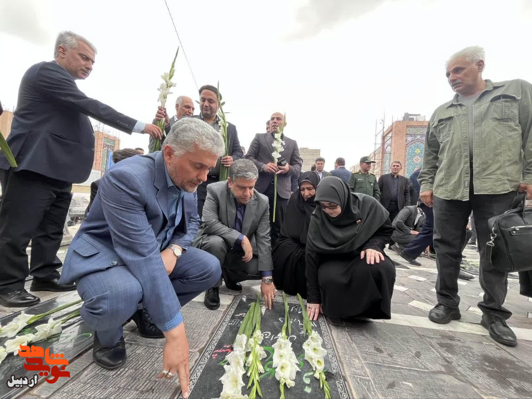 ادای احترام سخنگوی دولت به مقام شهدای اردبیل+ عکس