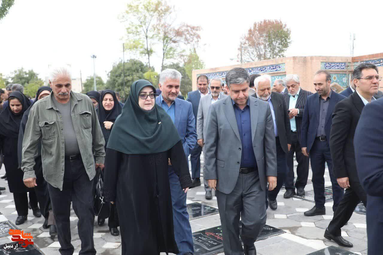 ادای احترام سخنگوی دولت به مقام شهدای اردبیل+ عکس