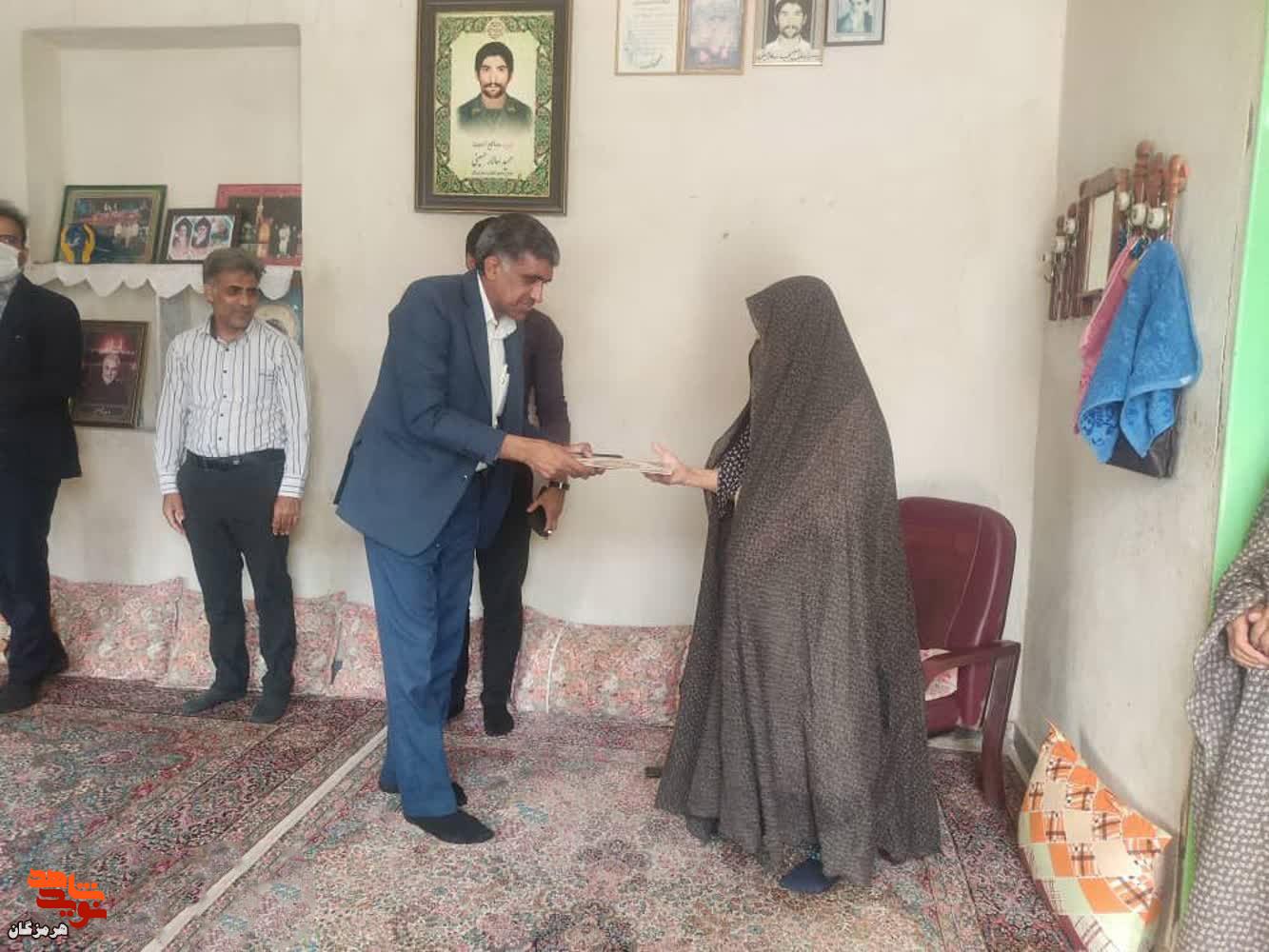 دیدار مسئولان حاجیآباد با خانوادههای معظم شهدا دیدار مسئولان حاجیآباد با خانوادههای معظم شهدا