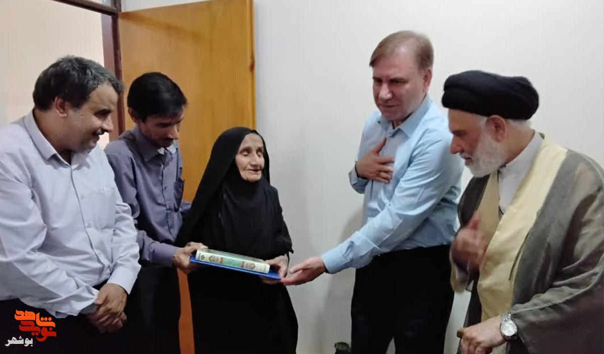 استاندار بوشهر با خانواده شهیدوالامقام «ایرج رنجبر» دیدار کرد استاندار بوشهر با خانواده شهیدوالامقام «ایرج رنجبر» دیدار کرد