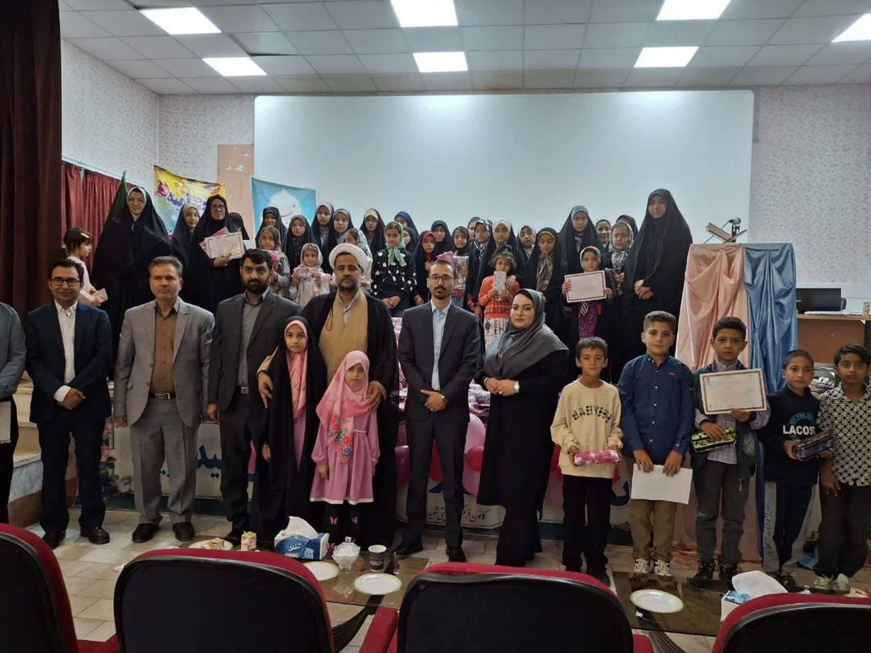 محفل شعر ایثار و شهادت و اختتامیه کلاس‌های اوقات فراغت برگزار شد