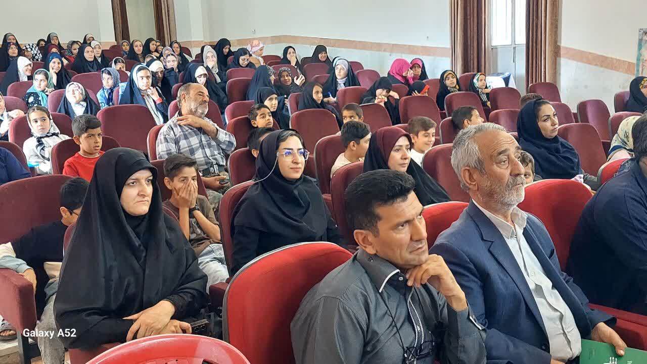 محفل شعر ایثار و شهادت و اختتامیه کلاس‌های اوقات فراغت برگزار شد