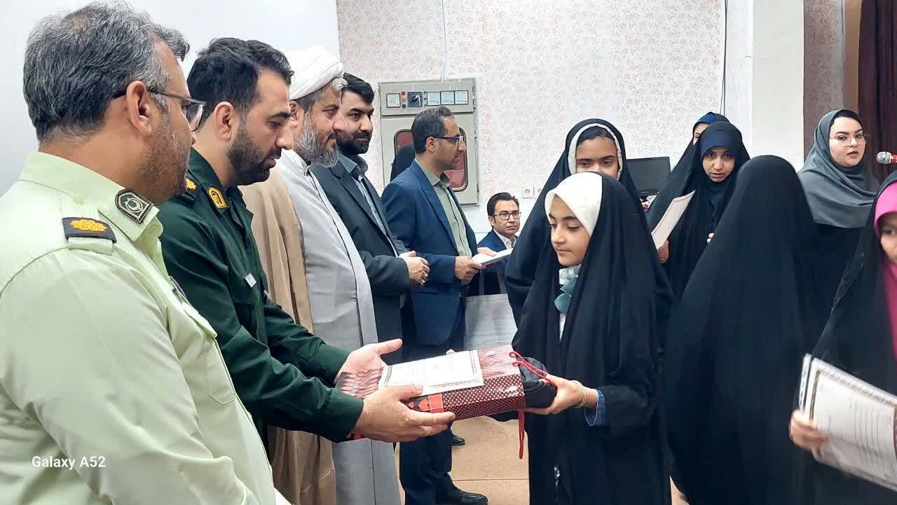 محفل شعر ایثار و شهادت و اختتامیه کلاس‌های اوقات فراغت برگزار شد