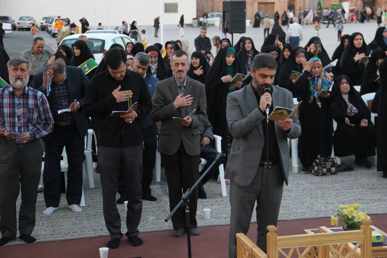 مراسم استغاثه به امام زمان (عج) در گلزار مطهر شهدای قزوین برگزار شد مراسم استغاثه به امام زمان (عج) در گلزار مطهر شهدای قزوین برگزار شد