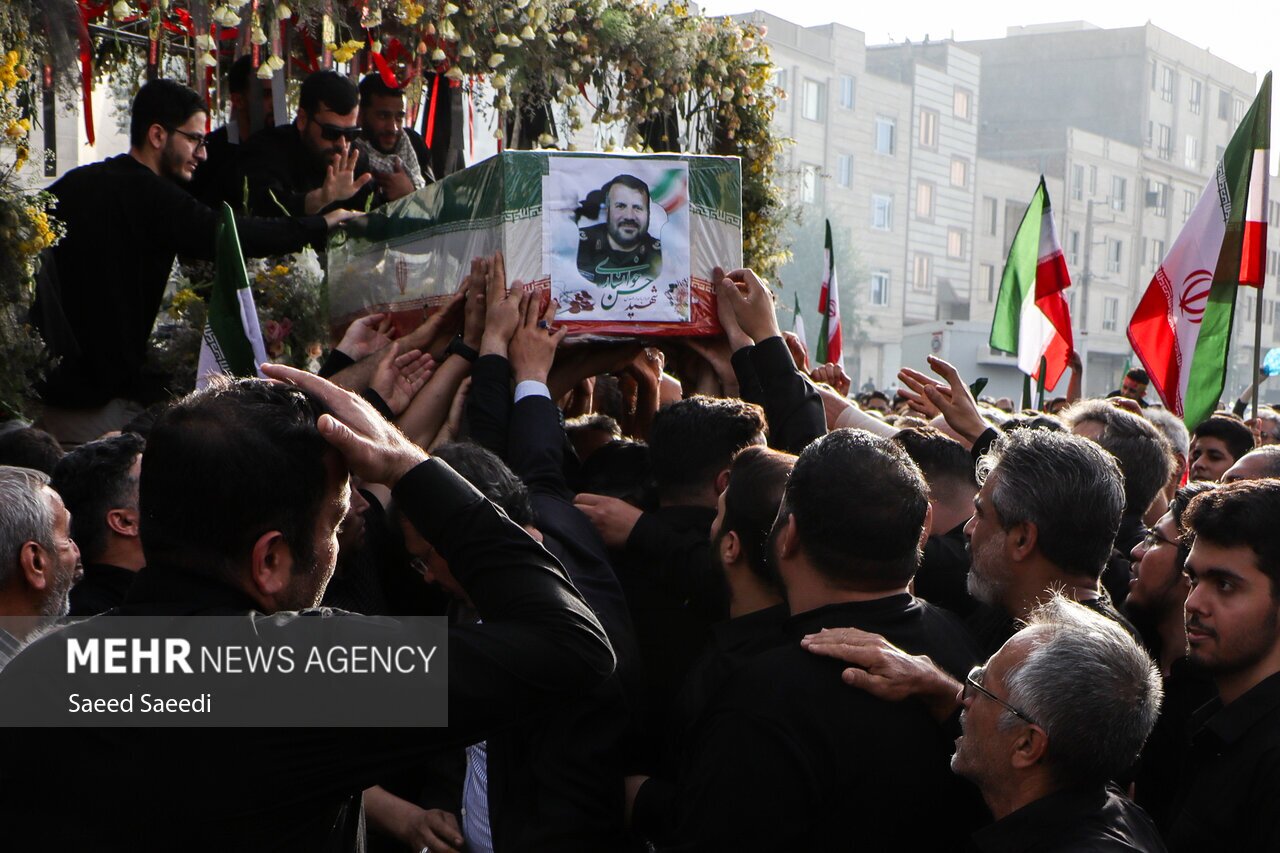 حسنِ عاشقِ شهدا بود/همیشه می‌گفت وقتش که برسد، آدم خودش دل می‌کند//////روز معراج دستم را روی قلبش گذاشتم و گفتم: حالا از صبری که خدا به قلبت داده است، بر قلبِ من هم بریز