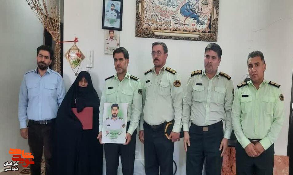 تصاویر/ دیدار مدیرکل آموزش همگانی فرماندهی کل انتظامی کشور با خانواده شهید «حسن وحیدی»