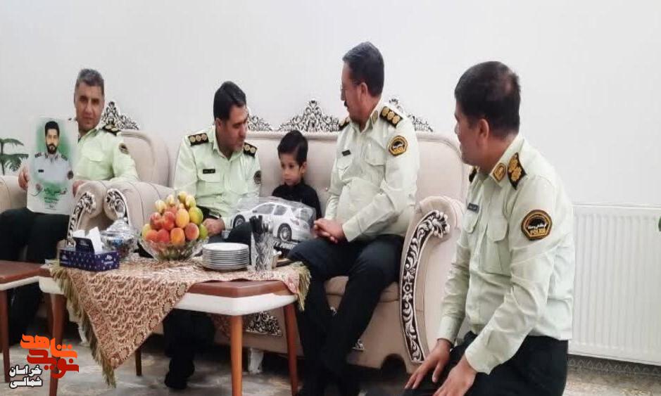 تصاویر/ دیدار مدیرکل آموزش همگانی فرماندهی کل انتظامی کشور با خانواده شهید «حسن وحیدی»