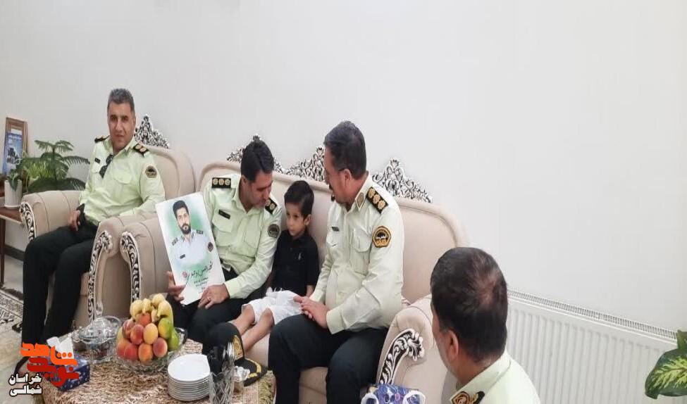 تصاویر/ دیدار مدیرکل آموزش همگانی فرماندهی کل انتظامی کشور با خانواده شهید «حسن وحیدی»