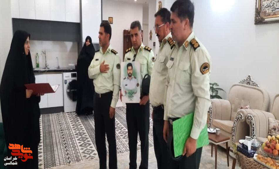 تصاویر/ دیدار مدیرکل آموزش همگانی فرماندهی کل انتظامی کشور با خانواده شهید «حسن وحیدی»