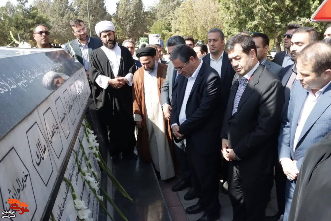 ادای احترام وزیر ورزش و جوانان و استاندار آذربایجان‌غربی به مقام شامخ شهدا