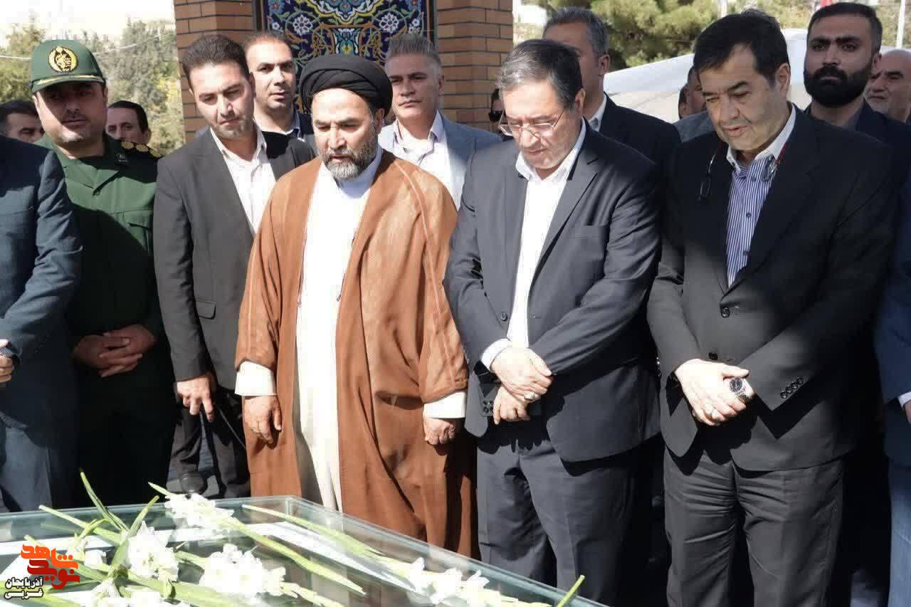 ادای احترام وزیر ورزش و جوانان و استاندار آذربایجان‌غربی به مقام شامخ شهدا
