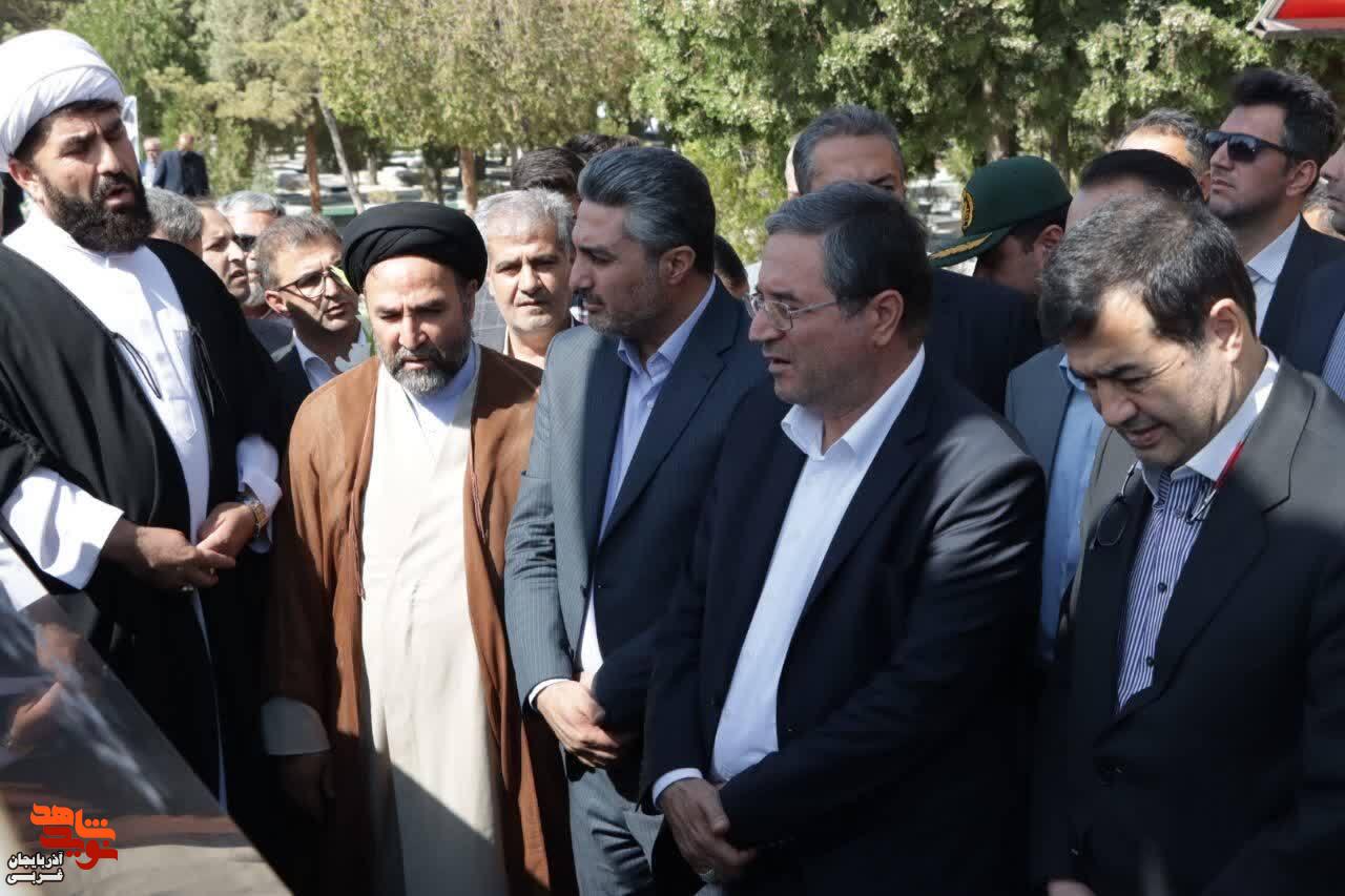 ادای احترام وزیر ورزش و جوانان و استاندار آذربایجان‌غربی به مقام شامخ شهدا