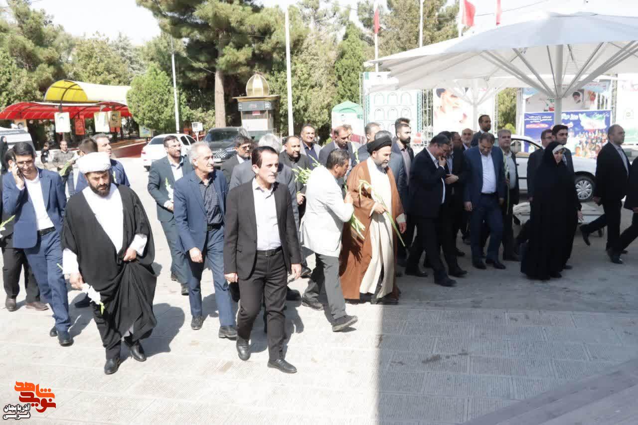 ادای احترام وزیر ورزش و جوانان و استاندار آذربایجان‌غربی به مقام شامخ شهدا