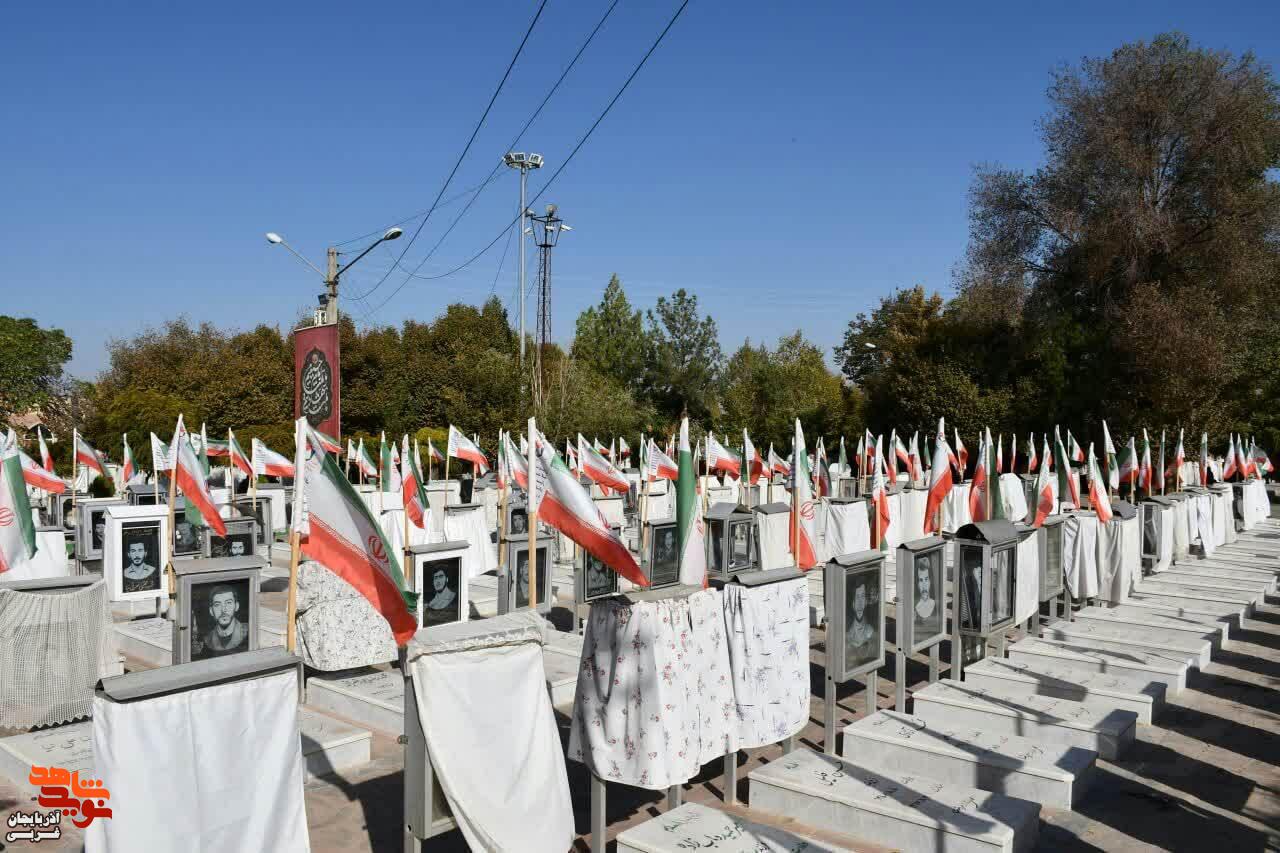 مراسم گلباران وعطرافشانی گلزار مطهر شهدای خوی بمناسبت هفته نیروی انتظامی