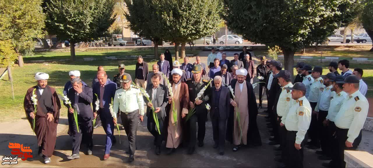 غباروبی و عطرافشانی از مزار مطهر شهدا در شهرستان تکاب