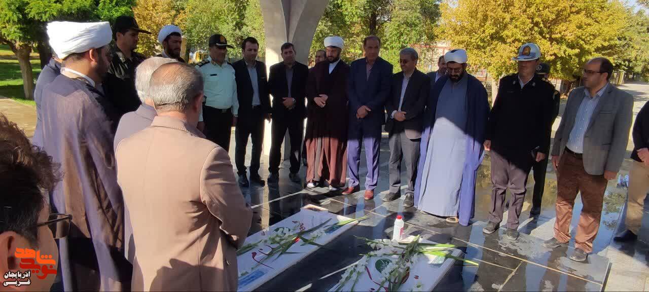 غباروبی و عطرافشانی از مزار مطهر شهدا در شهرستان تکاب