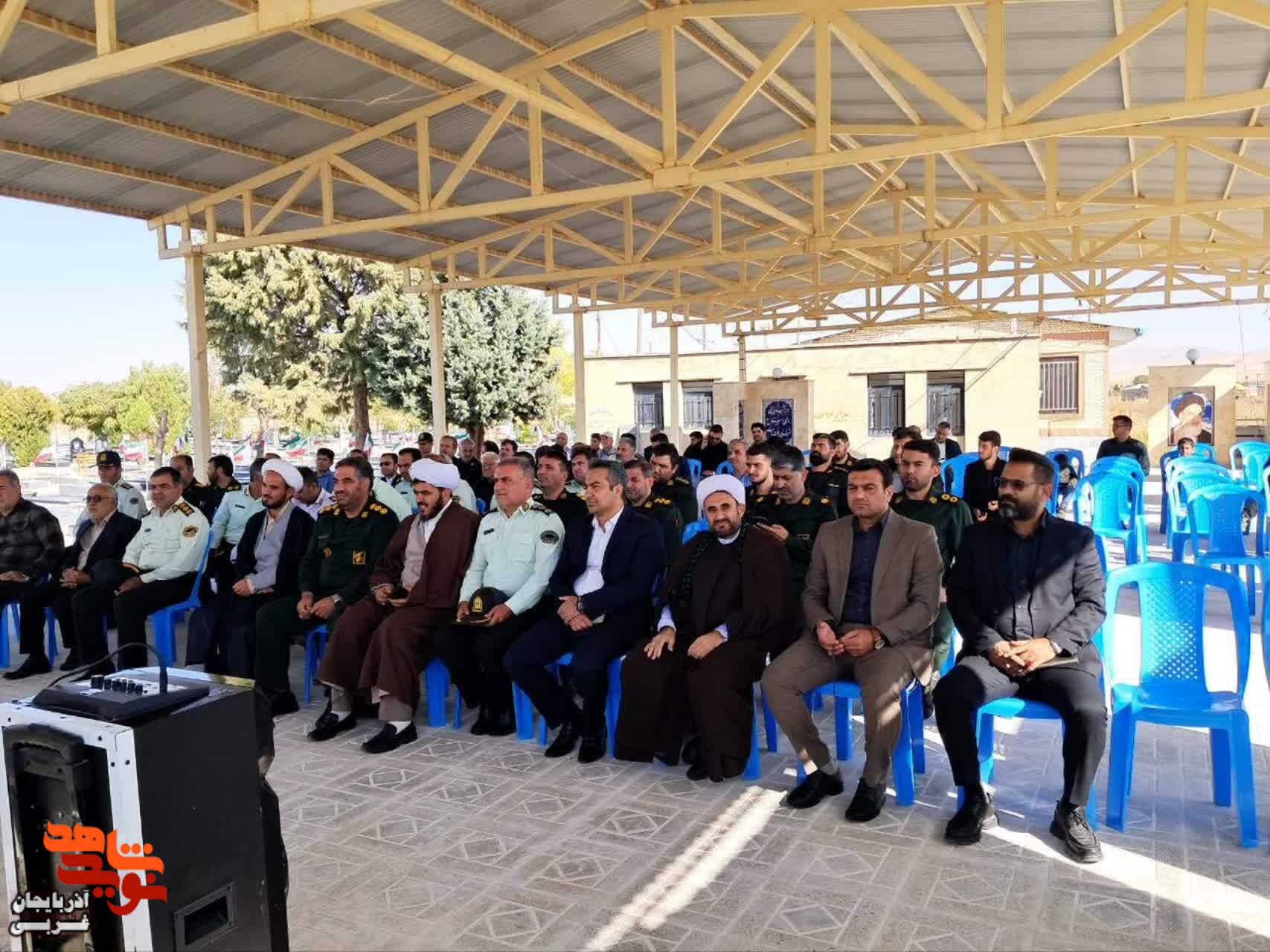 غبارروبی وعطرافشانی مزار مطهر شهدای شهرستان باروق غبارروبی وعطرافشانی مزار مطهر شهدای شهرستان باروق