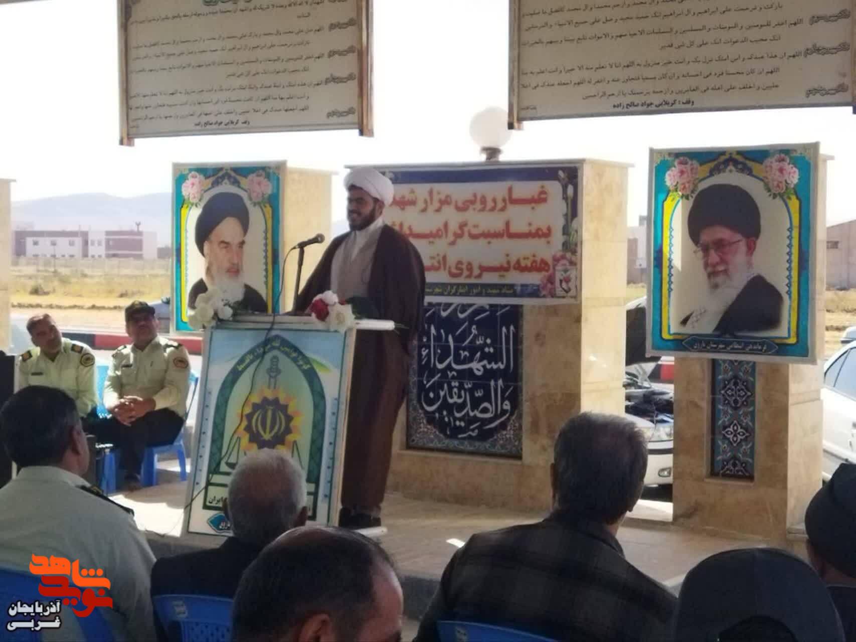 غبارروبی وعطرافشانی مزار مطهر شهدای شهرستان باروق غبارروبی وعطرافشانی مزار مطهر شهدای شهرستان باروق