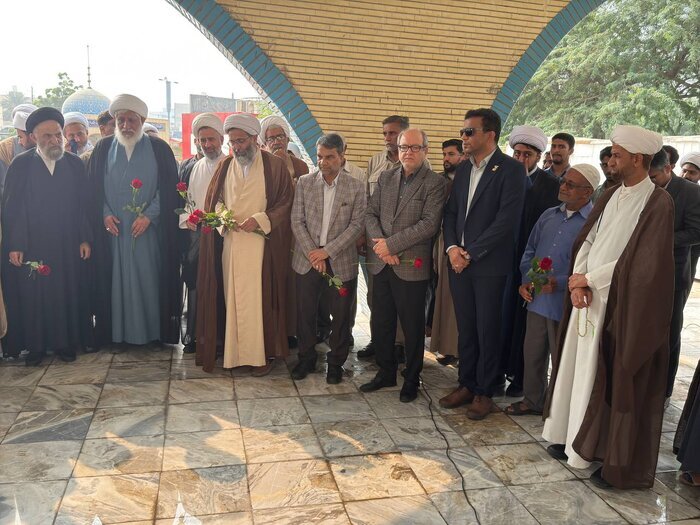 مردم و مسئولان قشم، غبار از تربت شهدا شستند