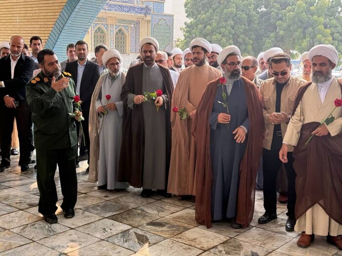 مردم و مسئولان قشم، غبار از تربت شهدا شستند