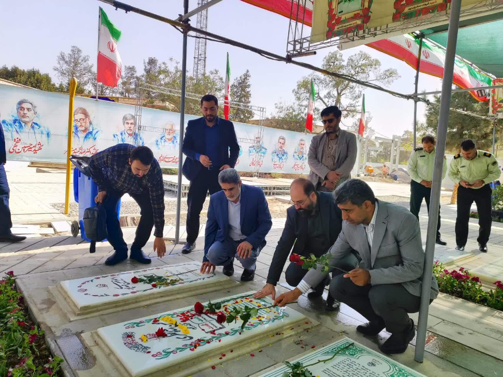 آیین غبارروبی و عطرافشانی گلزار شهدای مقاومت برگزار شد+ تصاویر آیین غبارروبی و عطرافشانی گلزار شهدای مقاومت برگزار شد+ تصاویر