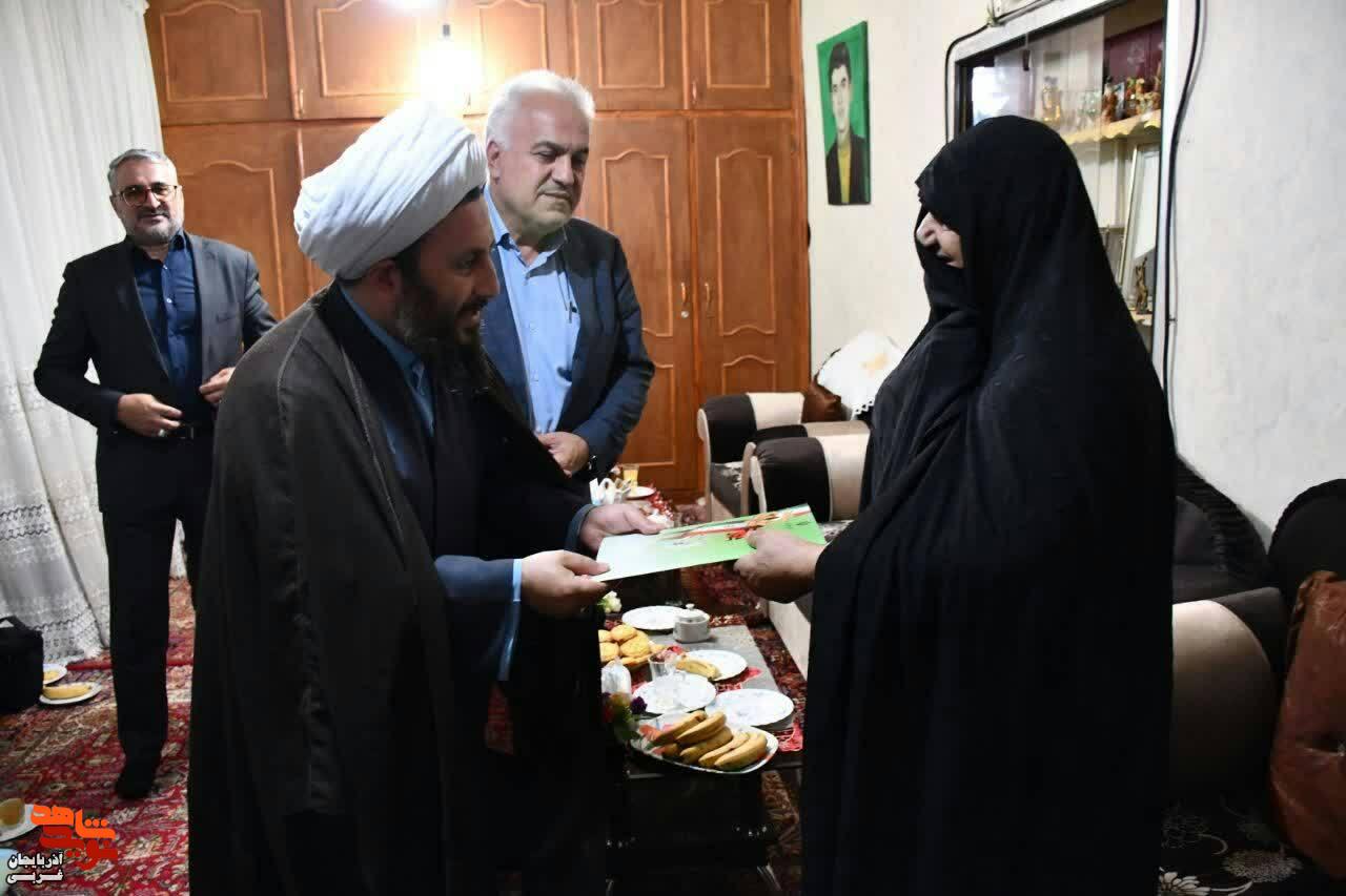 دیدار مسئولان خوی با خانواده های شاهد و ایثارگر