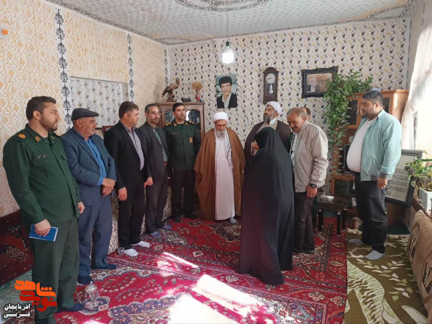 دیدار مسئولان چالدران از خانواده های شهدا