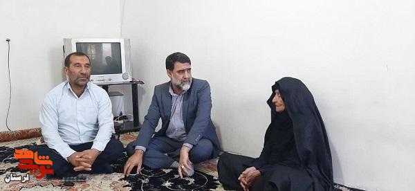 از والدین شهدای شهرستان دلفان تجلیل شد از والدین شهدای شهرستان دلفان تجلیل شد