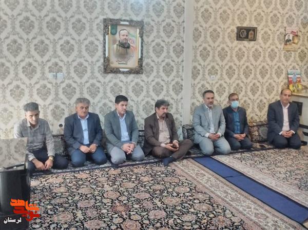 تجلیل مدیرکل بنیاد شهید لرستان از خانواده شهدای دفاع مقدس 12 روزه تجلیل مدیرکل بنیاد شهید لرستان از خانواده شهدای دفاع مقدس 12 روزه