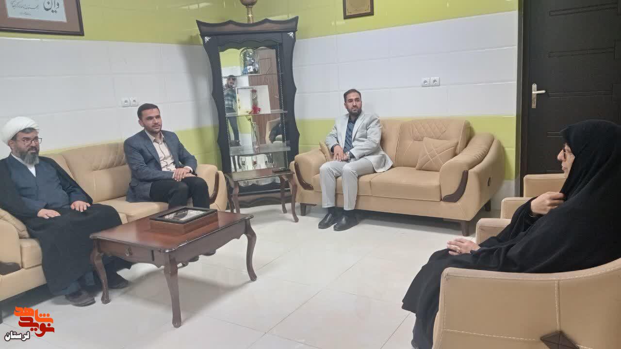 عیادت از مادر شهیدان معظم «قدرت اله جدیدی» و «حجت اله توکلی» در بیمارستان