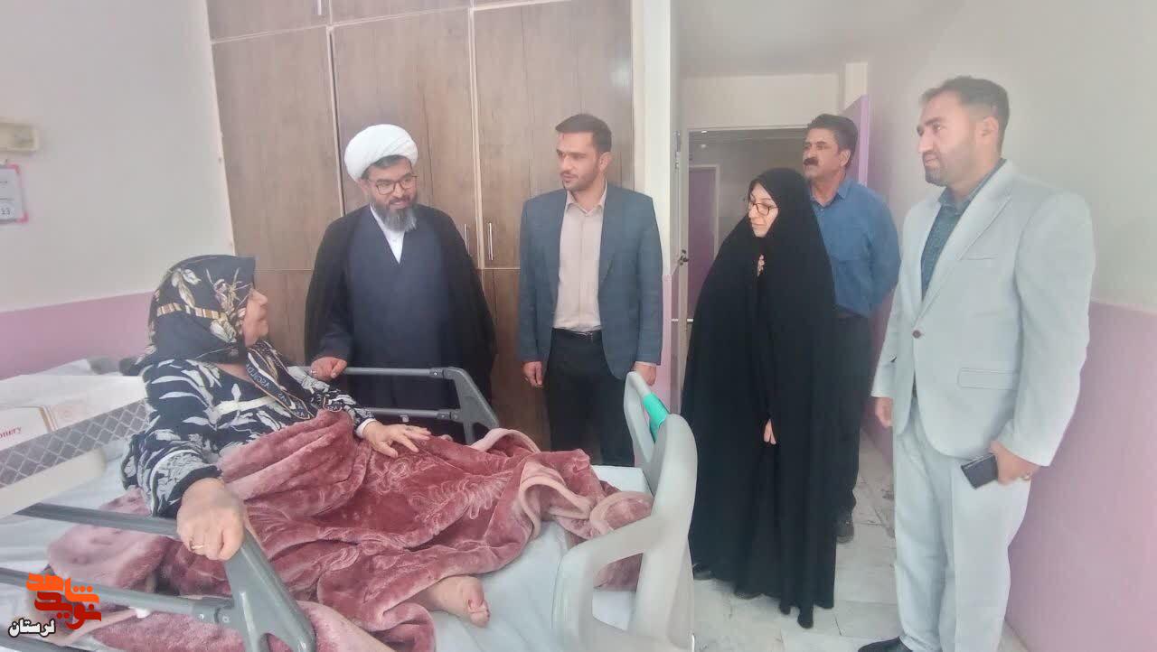 عیادت از مادر شهیدان معظم «قدرت اله جدیدی» و «حجت اله توکلی» در بیمارستان