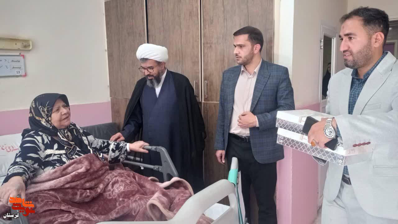 عیادت از مادر شهیدان معظم «قدرت اله جدیدی» و «حجت اله توکلی» در بیمارستان