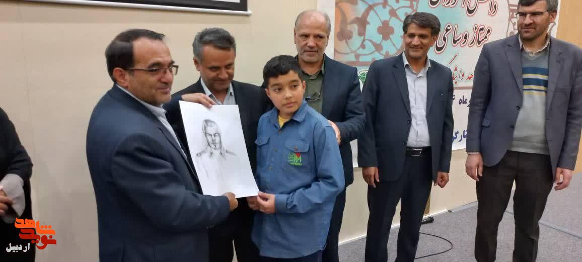 برگزاری همایش تجلیل از دانش‌آموزان شاهد و ایثارگر در اردبیل+ عکس