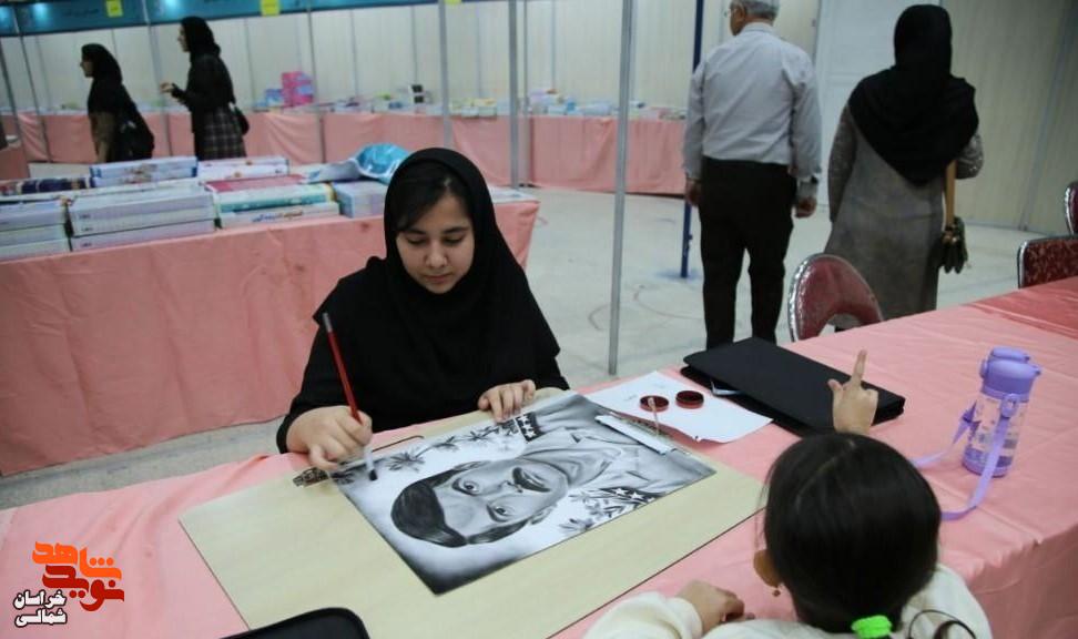 تصاویر/ طراحی سیاه‌قلم چهره ۵۴ شهید شاخص خراسان‌شمالی در چهاردهمین نمایشگاه ملی دفاع مقدس