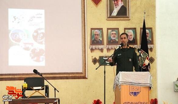 تصاویر/ آیین رونمایی از کتاب و تجلیل از خانواده شهدا در همایش «نغمه‌های ایثار» در خراسان شمالی